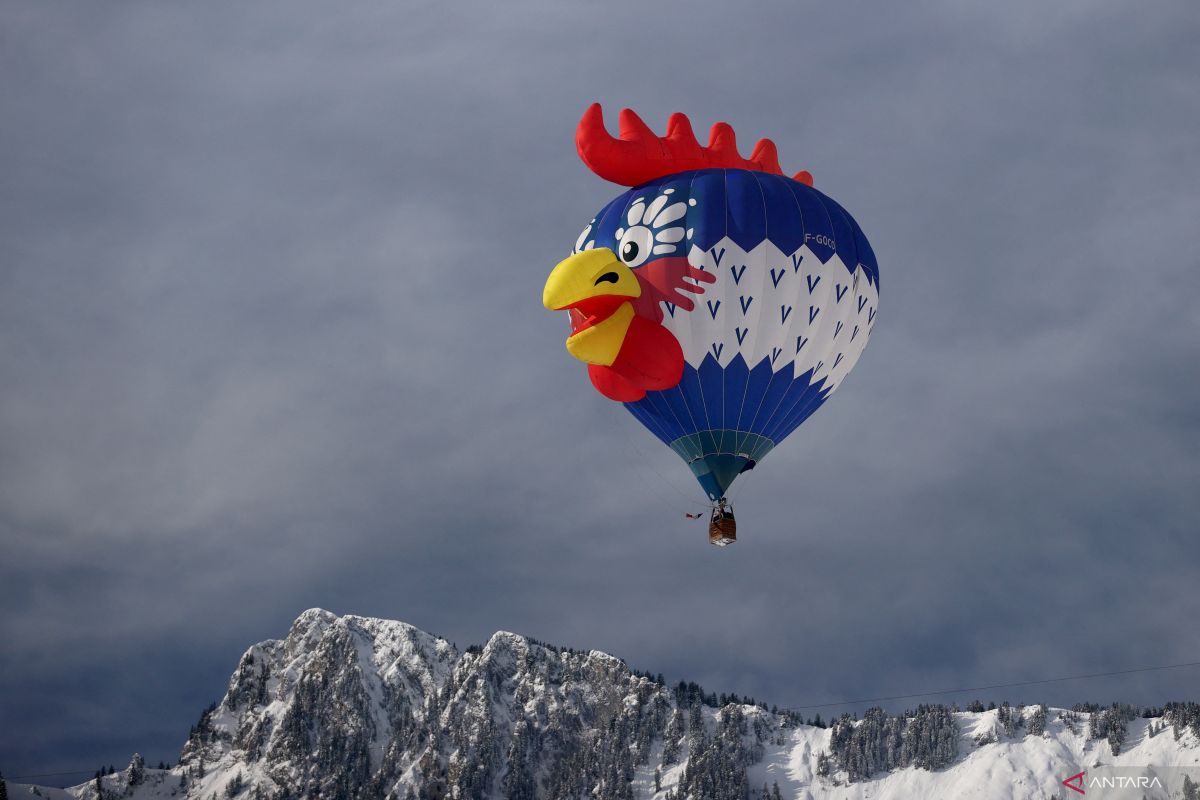 Festival balon udara Swiss diadakan di tengah salju