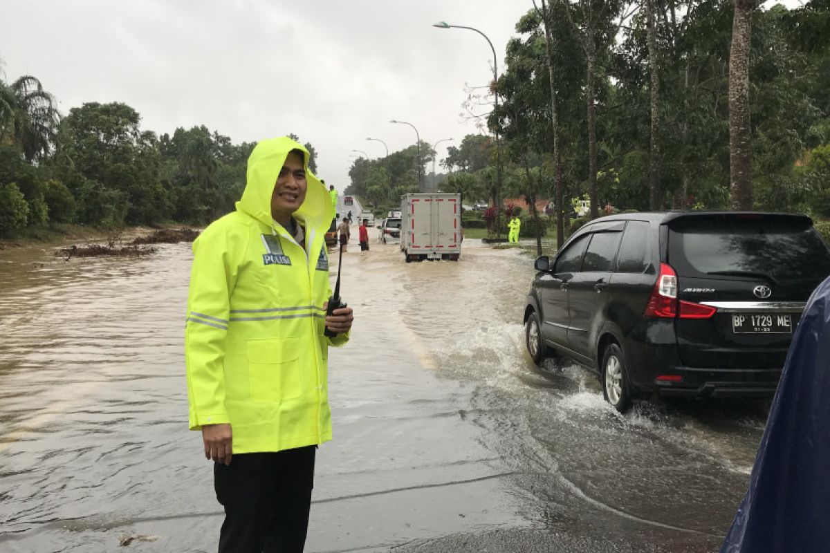 Polda Kepri menurunkan ratusan personel bantu warga terdampak banjir