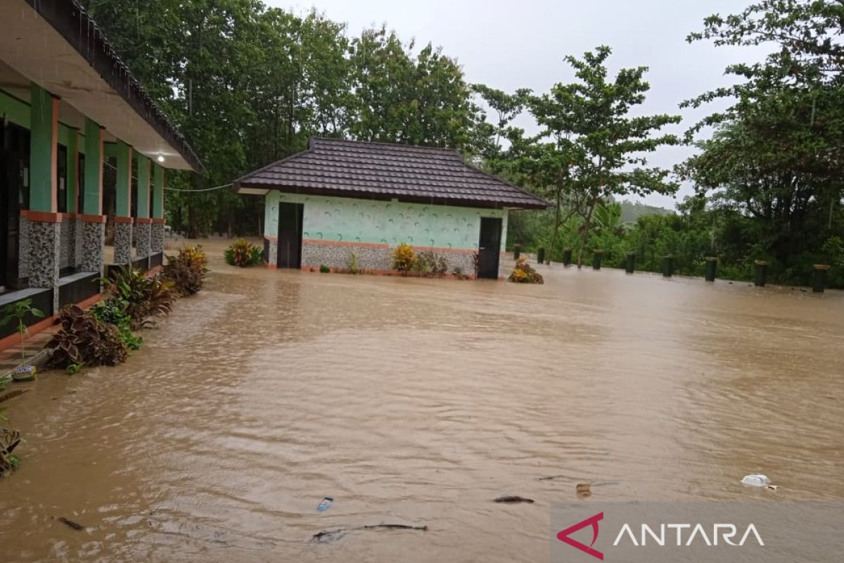 SDN Gunungsentul di Sukabumi terendam banjir akibat meluapnya Sungai Cimapag