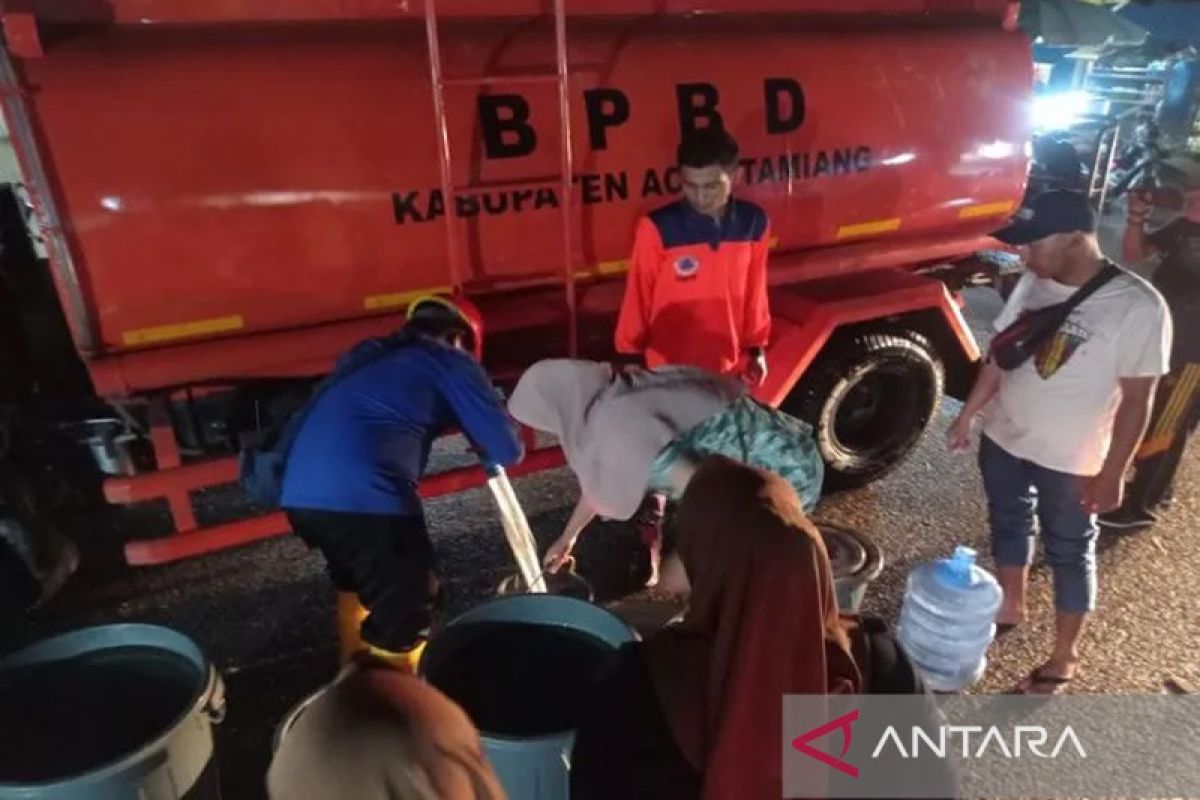 BPBD distribusikan 12 ton air bersih untuk korban banjir Aceh Tamiang