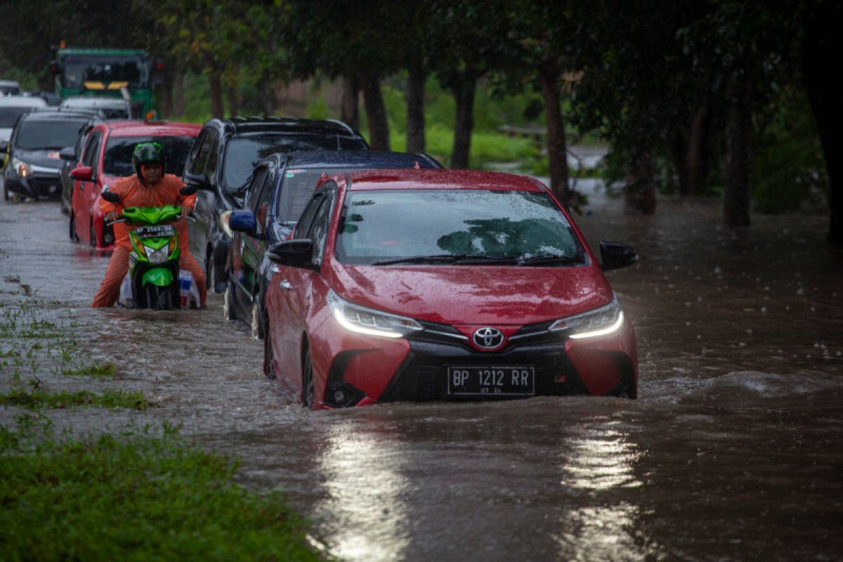 Gubernur Ansar ajak masyarakat gotong royong atasi banjir