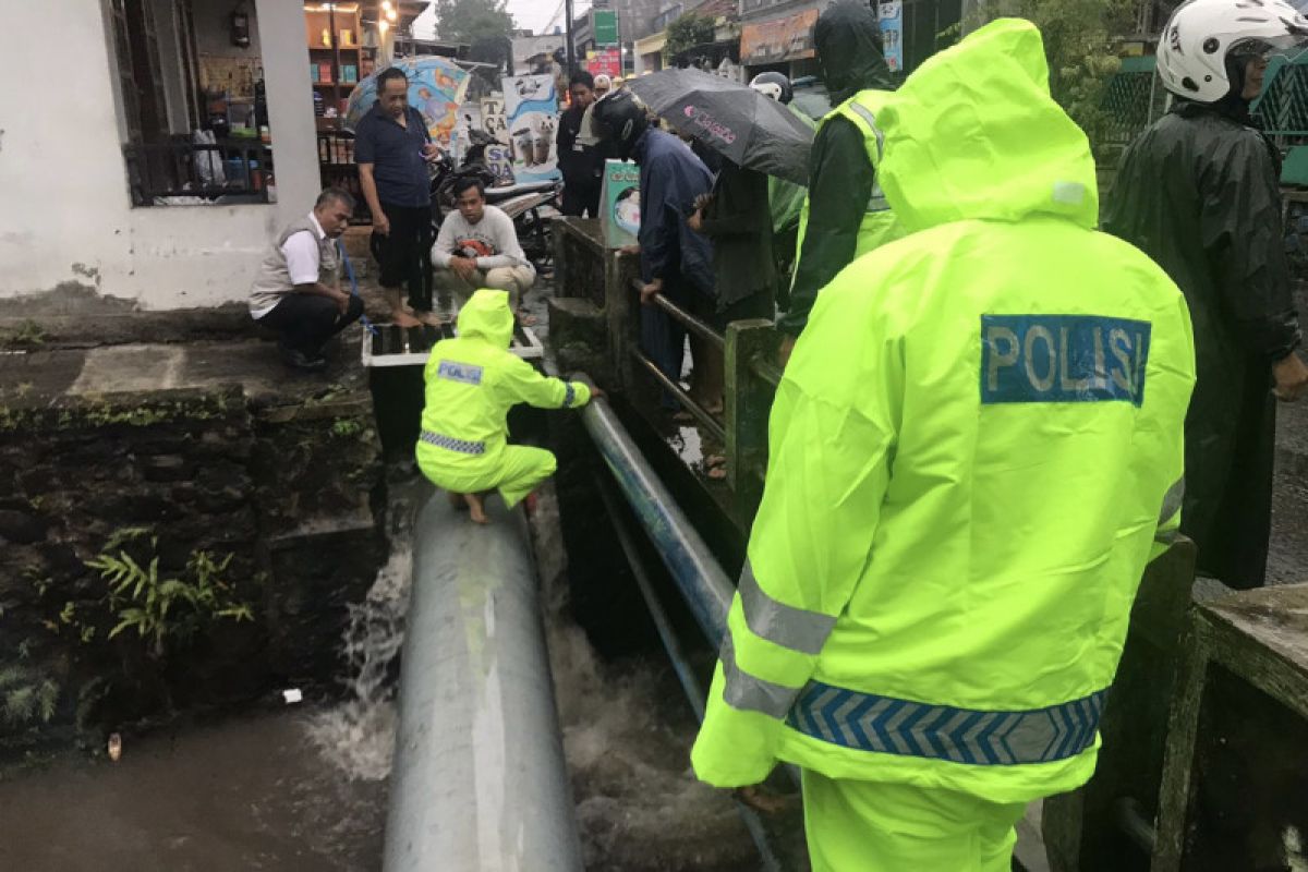 Seorang anak dilaporkan terseret arus saat hujan deras di Malang