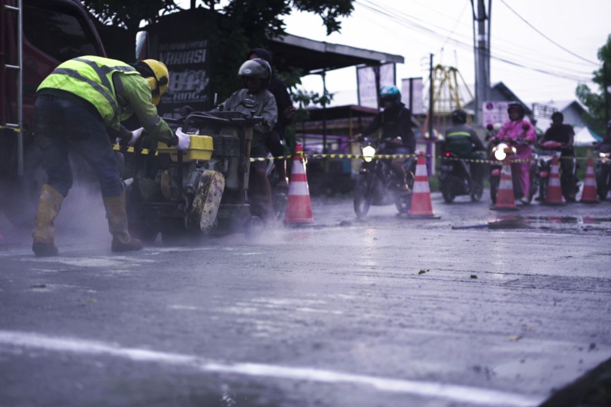 SIG berhasil uji coba aplikasi beton cepat kering di Jalan Karangawen-Godong