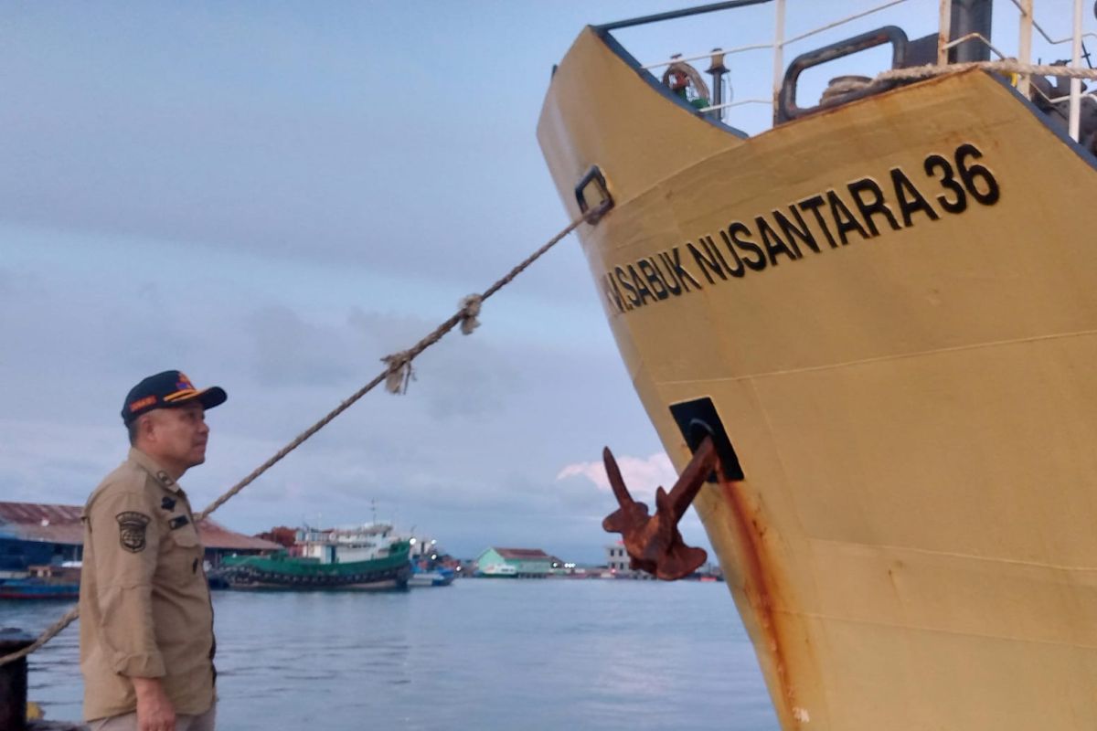 Kapal Bahtera Nusantara 01 tunda berlayar karena cuaca buruk