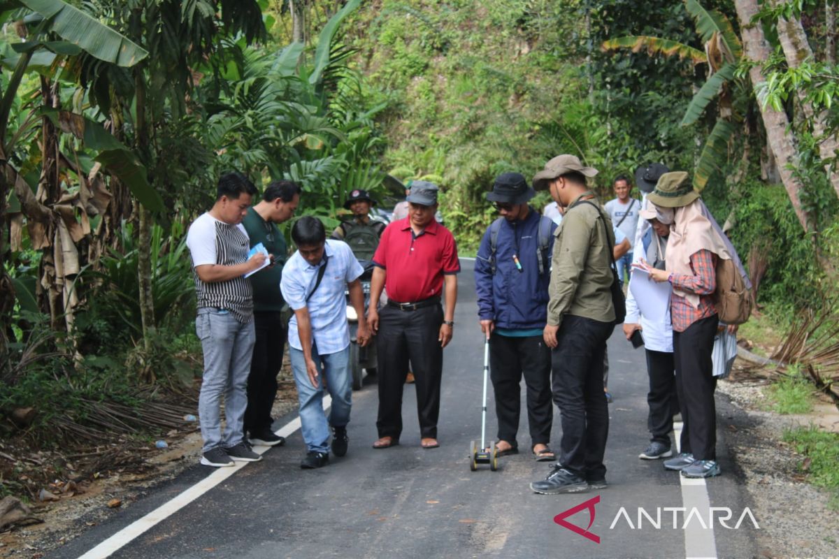 Bupati Solok turunkan tim Monev tinjau pengerjaan jalan Paninjauan-Kuncir