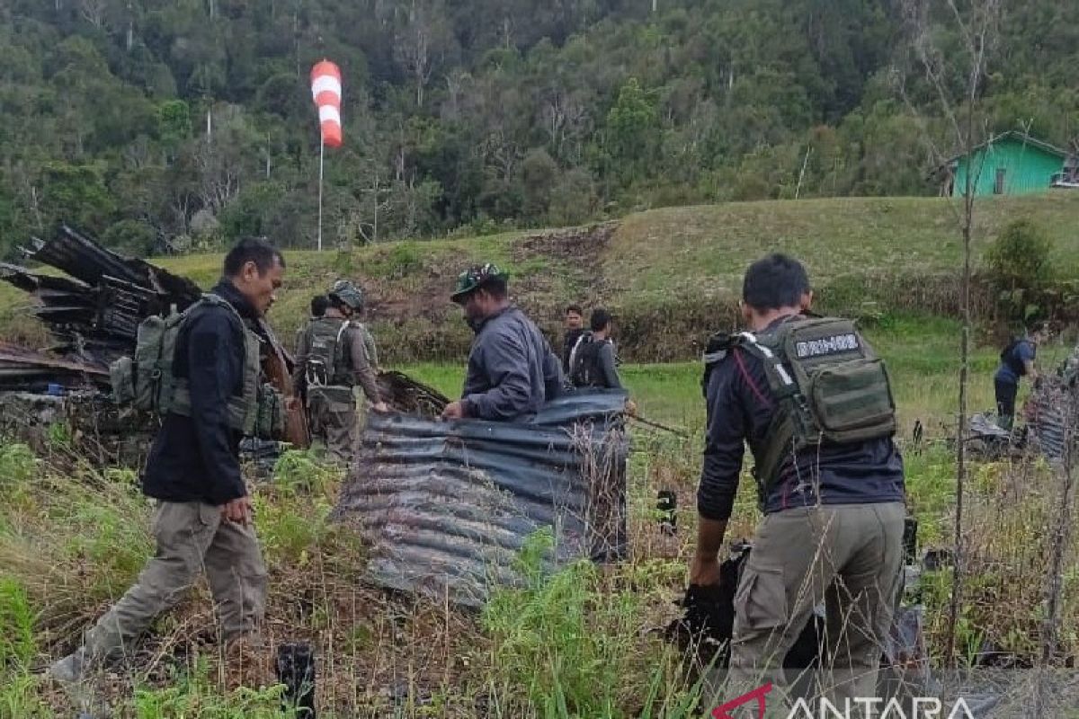 TNI-Polri dan Pemkab Pegubin kerja bakti bangun kembali Kiwirok