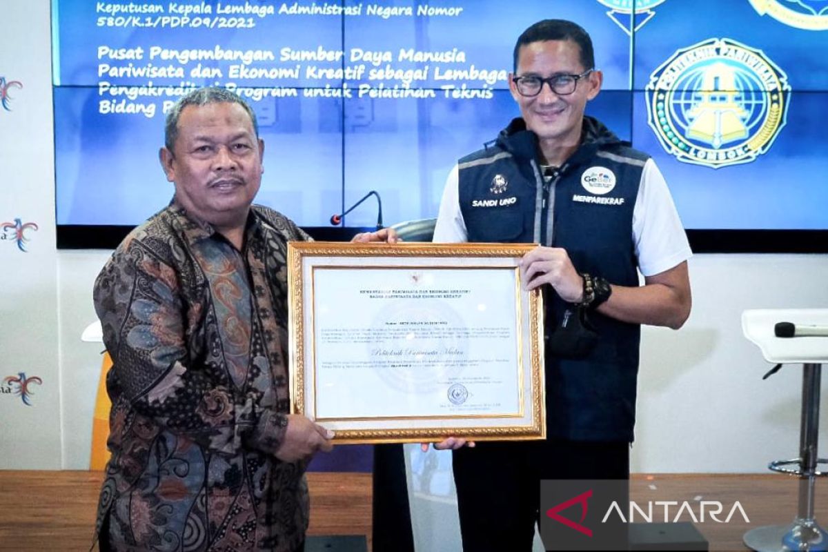 Sandiaga serahkan sertifikat akreditasi lembaga pelatihan pariwisata