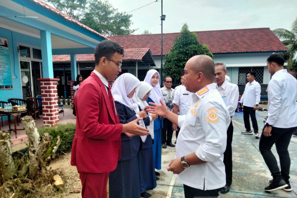 Wali Kota Pangkalpinang serahkan E-KTP untuk siswa SMKN 1