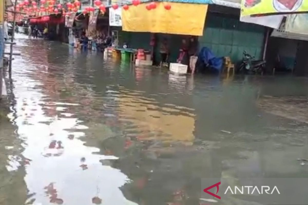 Ratusan rumah di kawasan Kota Lama Tanjungpinang terendam banjir rob