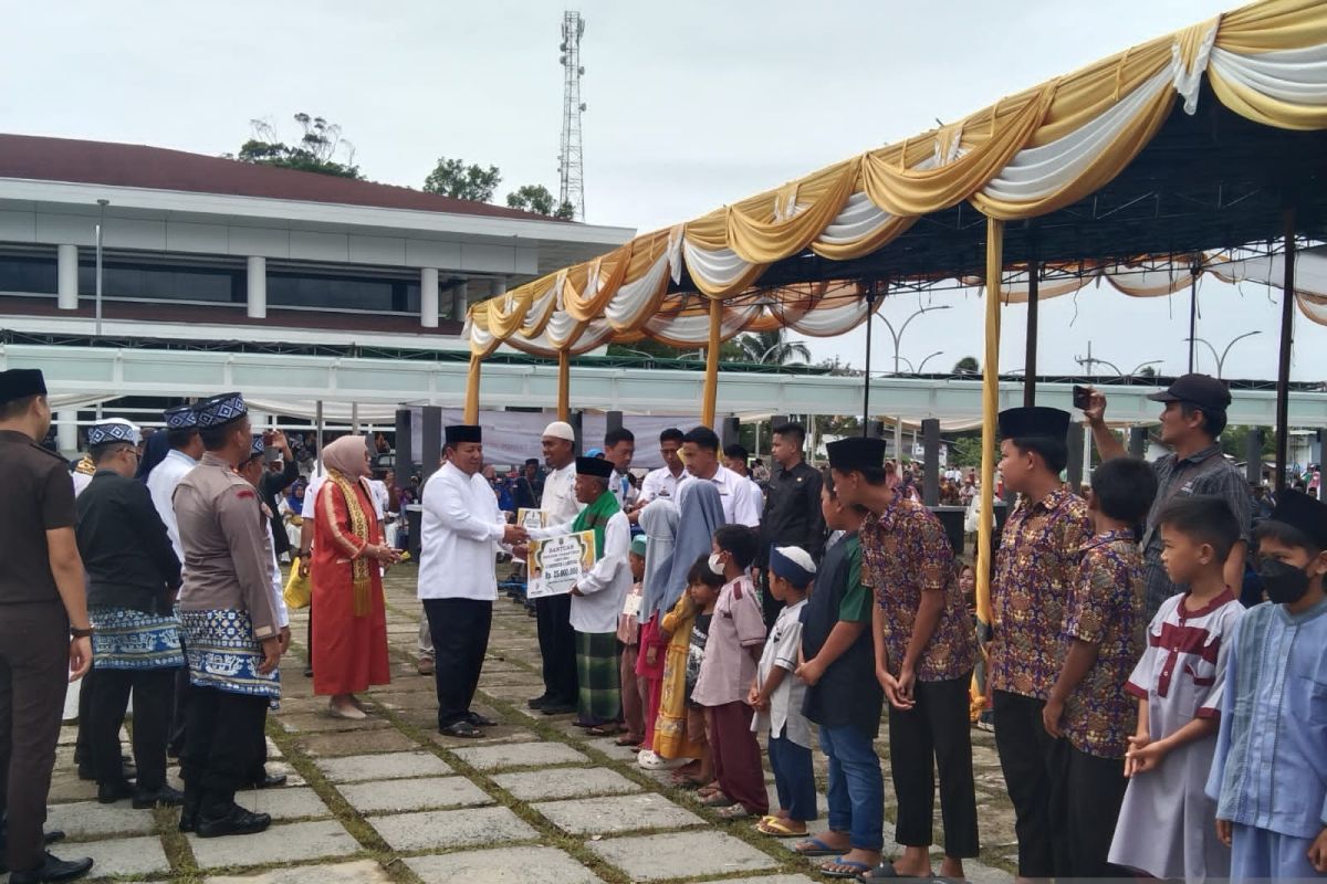 Gubernur Lampung beri bantuan 20 anak yatim piatu di Pesisir Barat