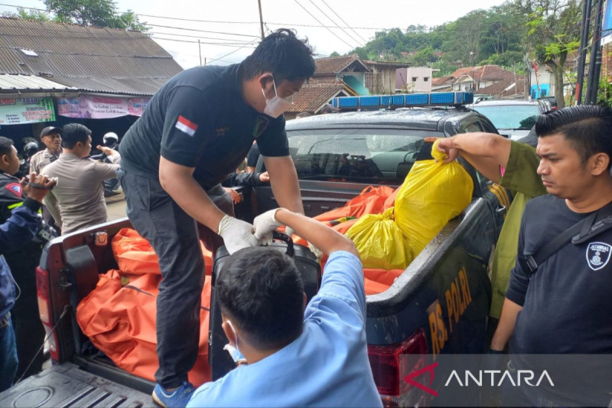Puslabfor Polri ekshumasi jenazah Halimah korban pembunuhan berantai Wowon