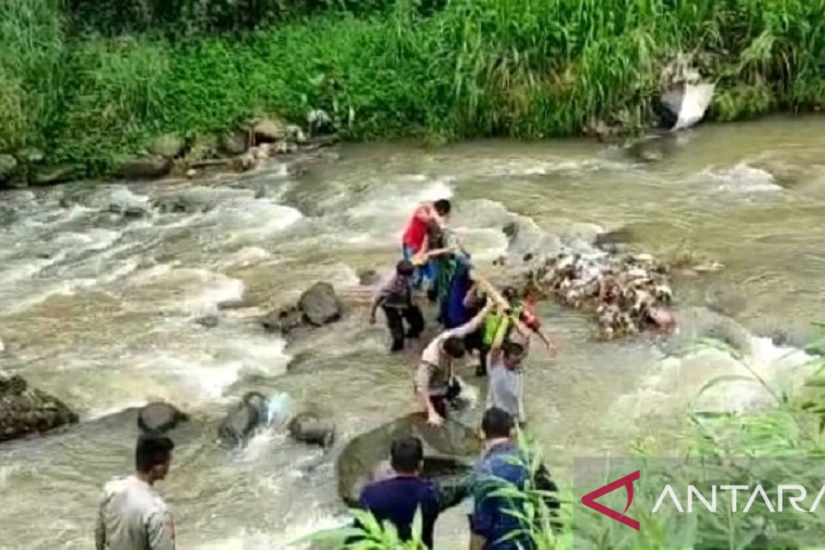 Jasad perempuan ditemukan tersangkut batu sungai di Sukabumi