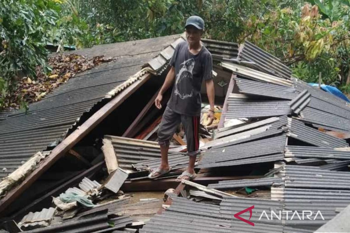 Dua rumah warga di Natuna rusak akibat angin kencang