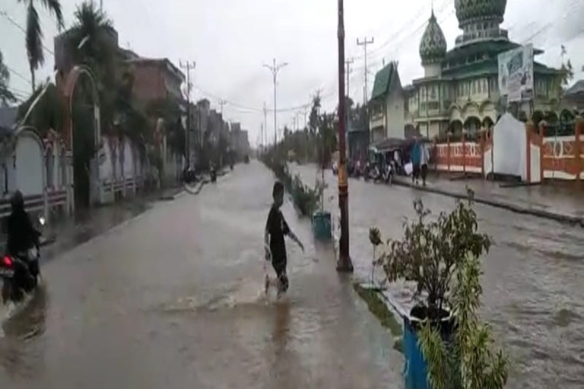 Kota Kualatungkal Jambi dikepung banjir rob