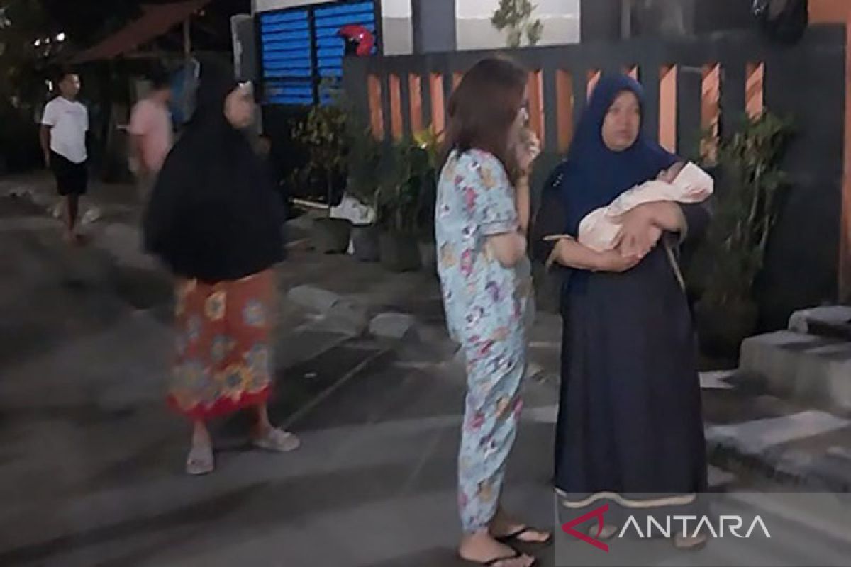 Warga temukan tas kresek berisi bayi laki-laki