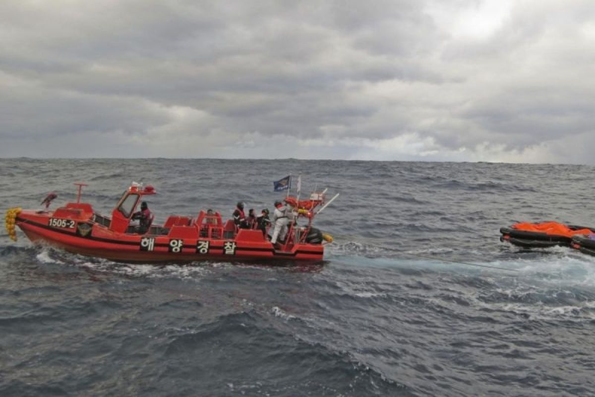 Kapal kargo tenggelam di Laut China Timur, 2 tewas & 9 hilang