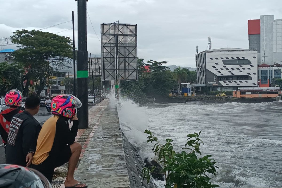 Waspada gelombang tinggi hingga enam meter pada 1-2 Februari