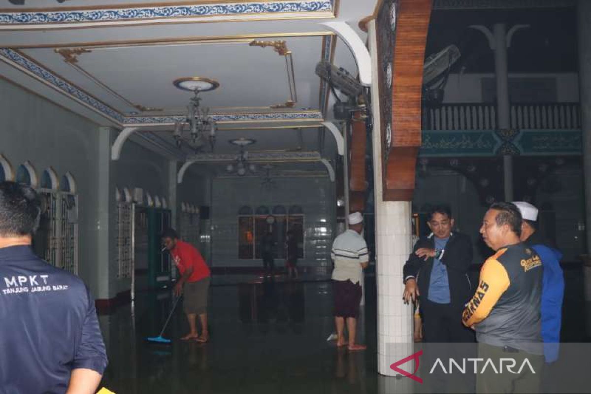 Bupati Tanjab Barat tinjau Masjid Agung terdampak banjir rob