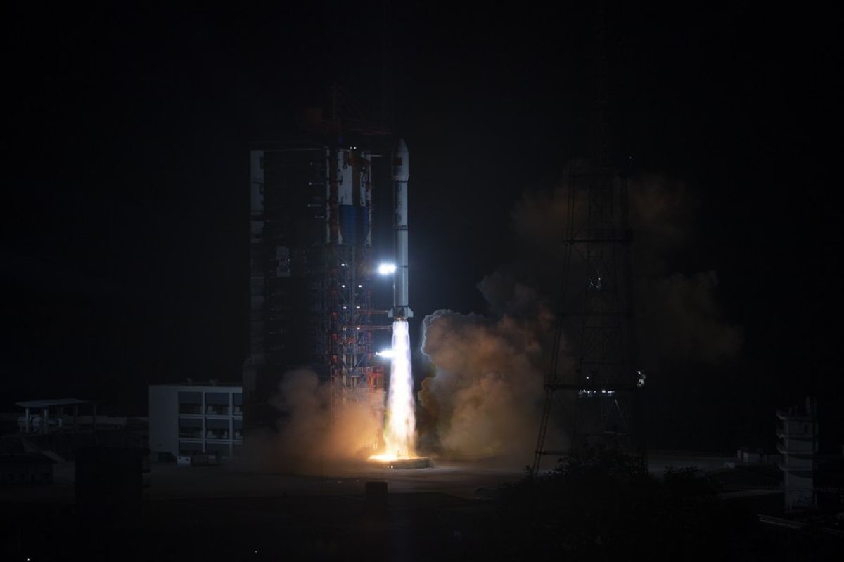 Satelit telekomunikasi China memulai perubahan orbit secara otomatis