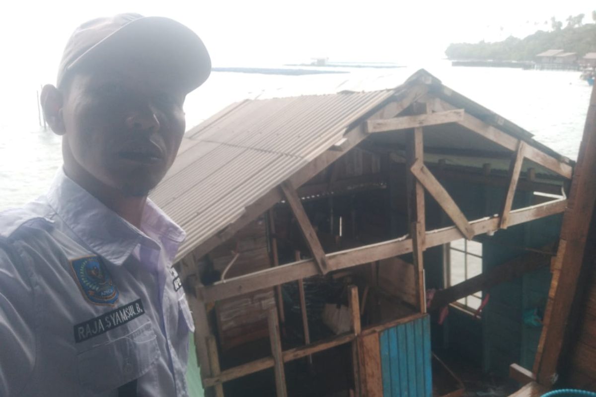 Dua rumah warga Pulau Tiga Barat Natuna roboh akibat angin kencang