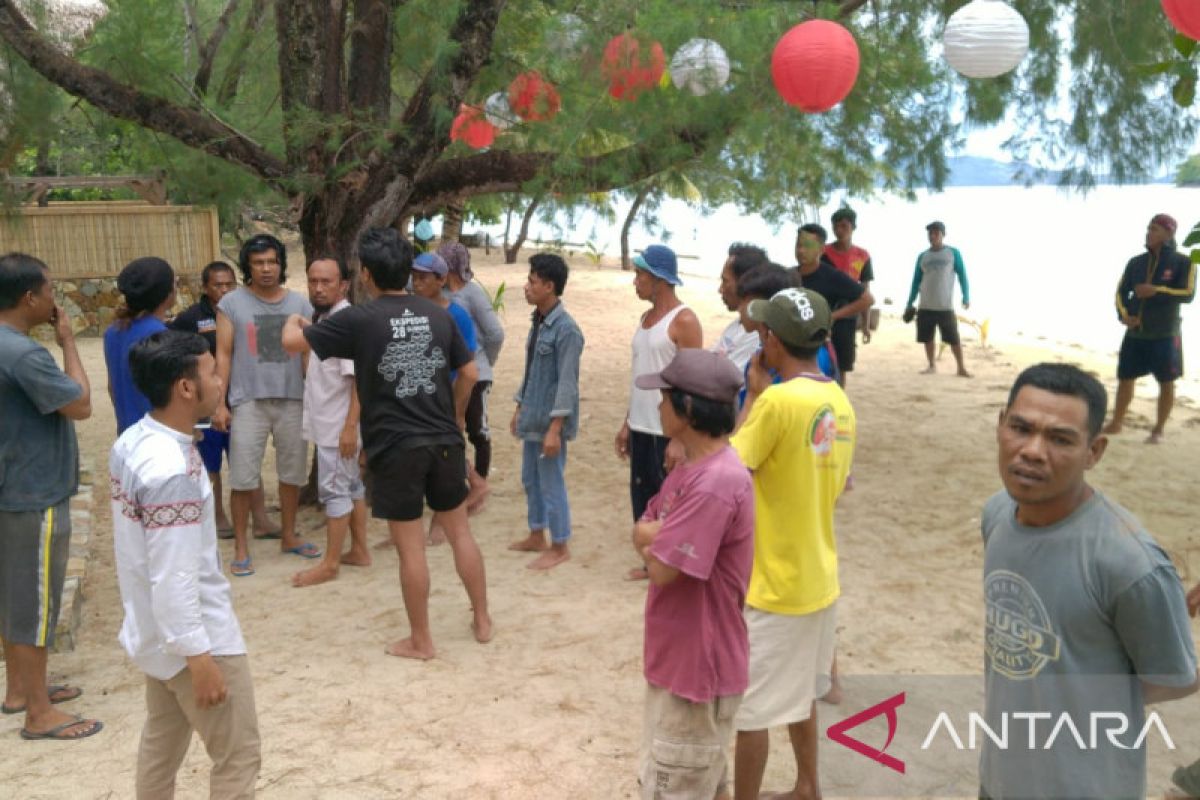 Puluhan warga Ponelo Kepulauan unjuk rasa di Pulau Saronde