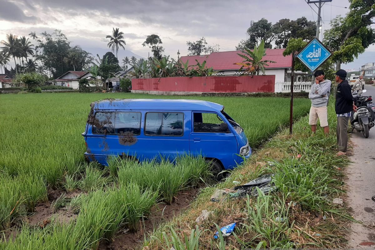 Terperosok lobang jalan, Angdes jurusan Kamang-Bukittinggi terjerembab masuk sawah