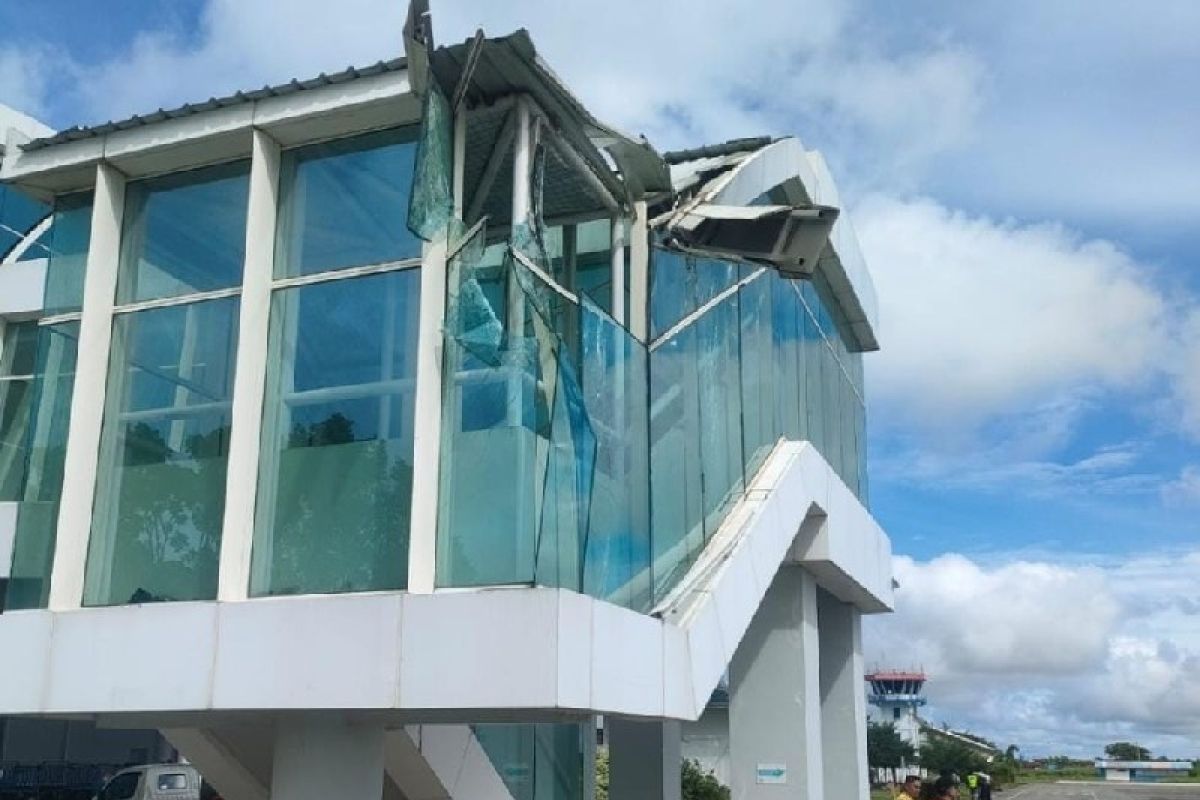 Pesawat Lion Air menabrak atap garbarata Bandara Mopah Merauke