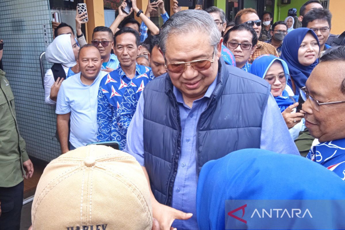 SBY dan mantan menteri mampir ke Cirebon makan nasi jamblang