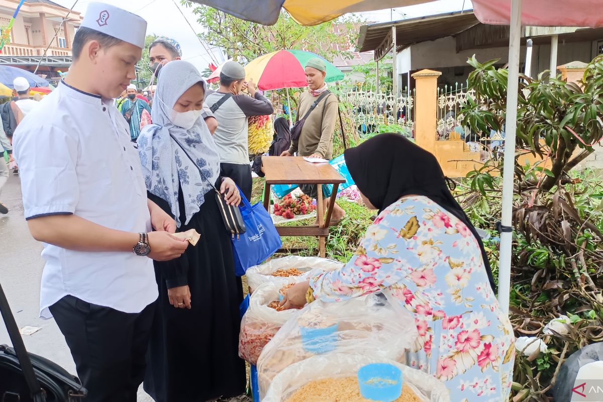 Haul Guru Sekumpul di Kampung Keramat bawa berkah bagi PKL