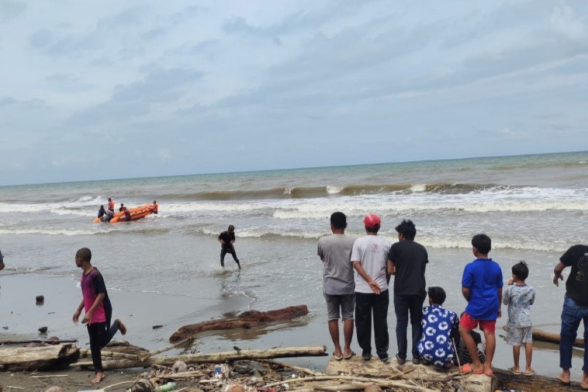 Mencoba menolong temannya, santri malah hilang tertelan ombak pantai