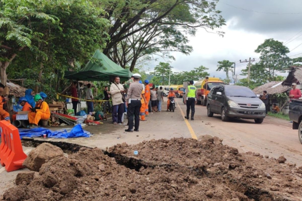 Jalan lintas Banda Aceh-Medan KM 81 rusak berat
