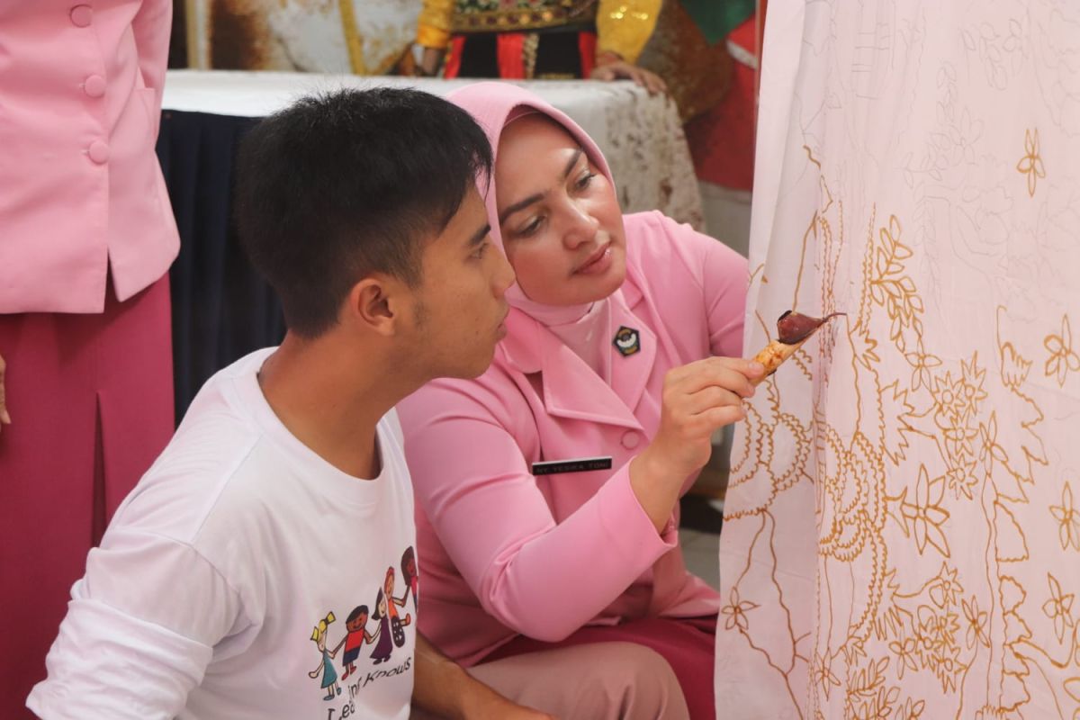 Ketua Bhayangkari Jatim resmikan galeri lukis di Trenggalek