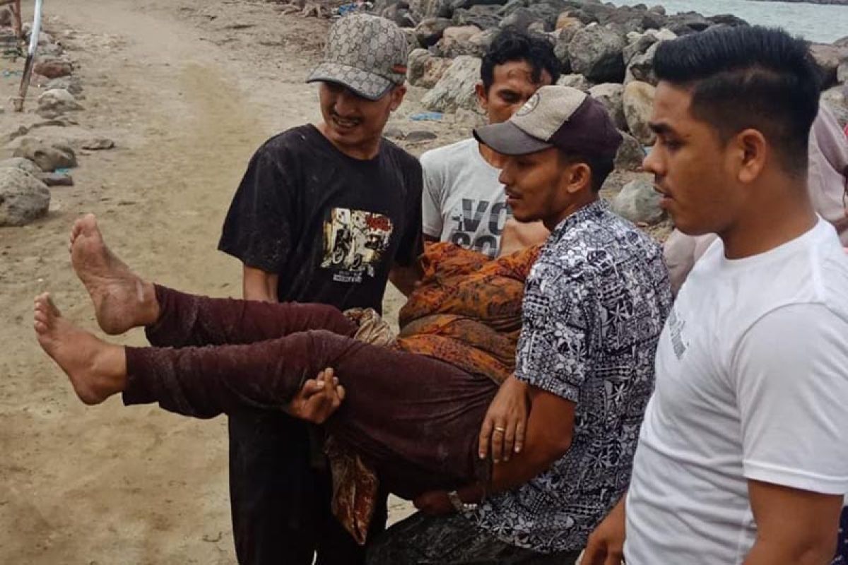 Perahu terbalik dihempas ombak, seorang meninggal dunia