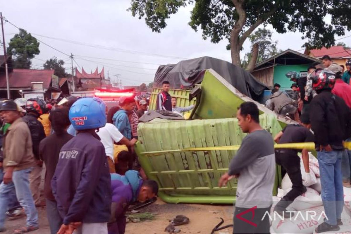 Tujuh kendaraan terlibat kecelakaan beruntun di Pandakian Nurul Ikhlas Tanah Datar, satu orang meninggal