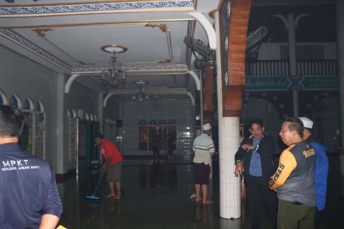 Bupati Tanjab Barat tinjau kondisi Masjid Agung  terdampak banjir Rob