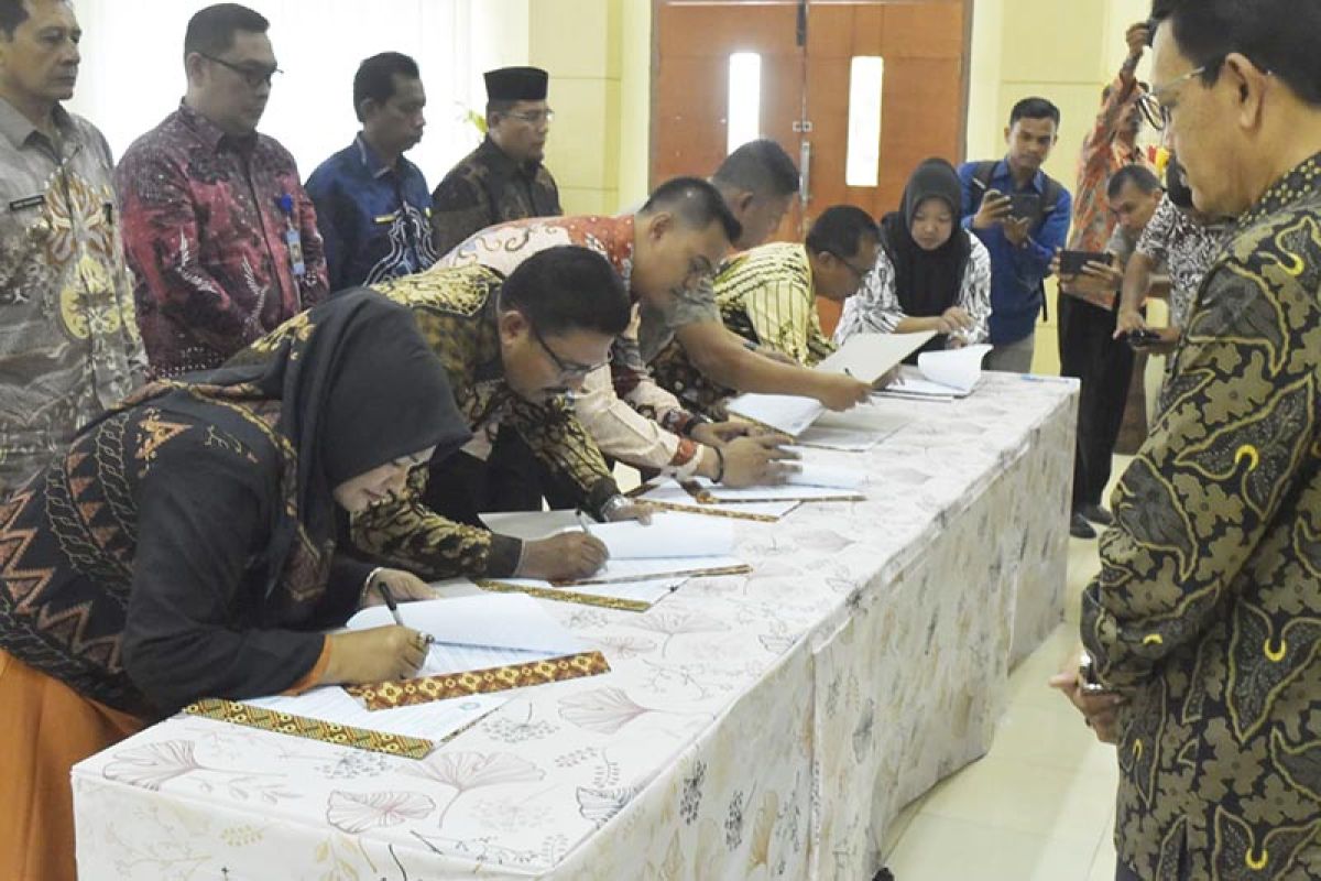 Pejabat Pemkab Aceh Selatan tanda tangani perjanjian kinerja
