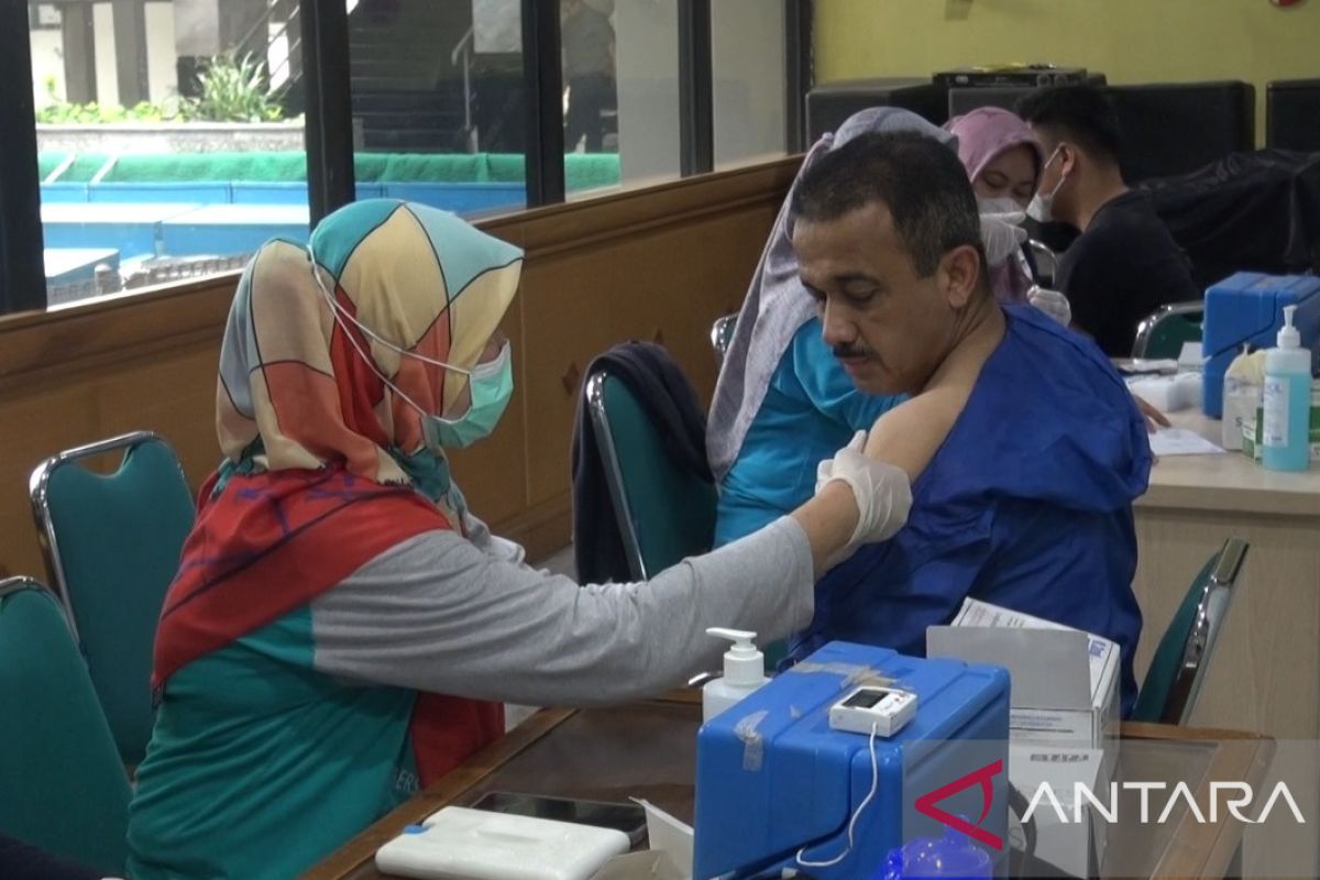 Puluhan ribu warga di Jaktim ikuti vaksin "booster" kedua