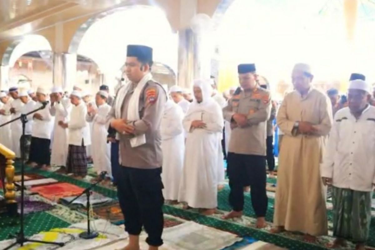 Anggota Polres imami Shalat Jumat di Masjid Agung At-Taqwa Amuntai