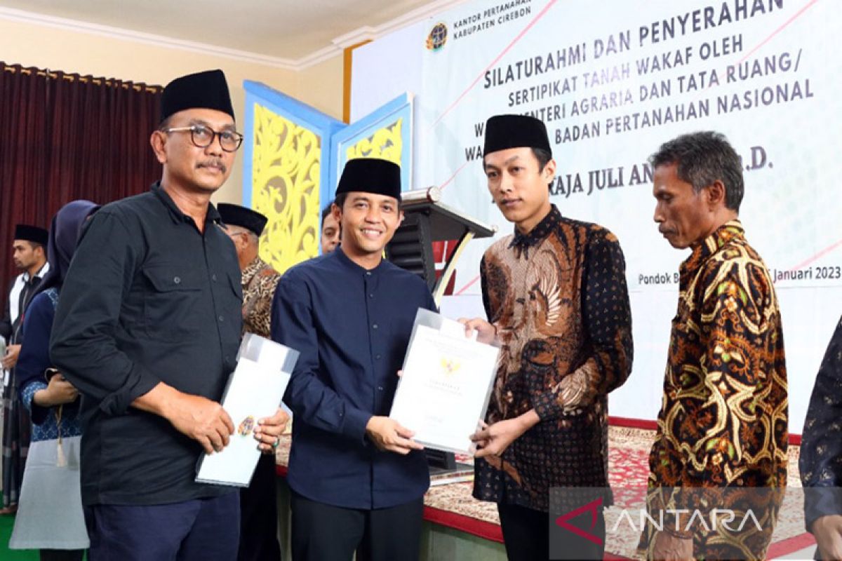 Wamen ATR/Waka BPN serahkan 26 sertifikat tanah wakaf di Cirebon