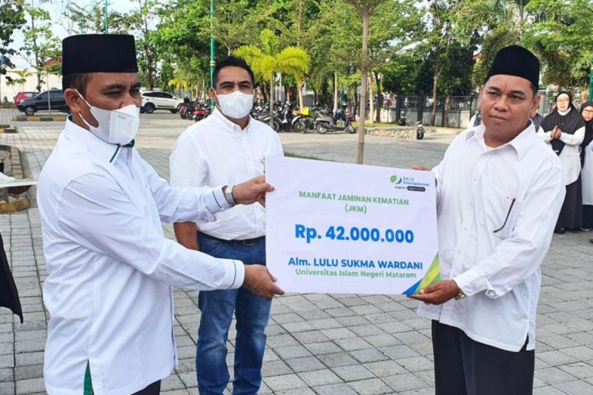 BPJAMSOSTEK NTB menyerahkan santunan senilai Rp11,77 miliar pada 2022