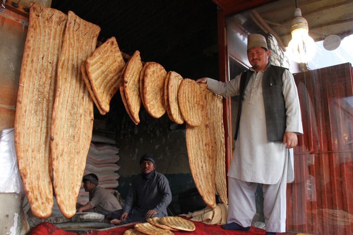Menengok proses pembuatan "naan" di toko roti di Afghanistan
