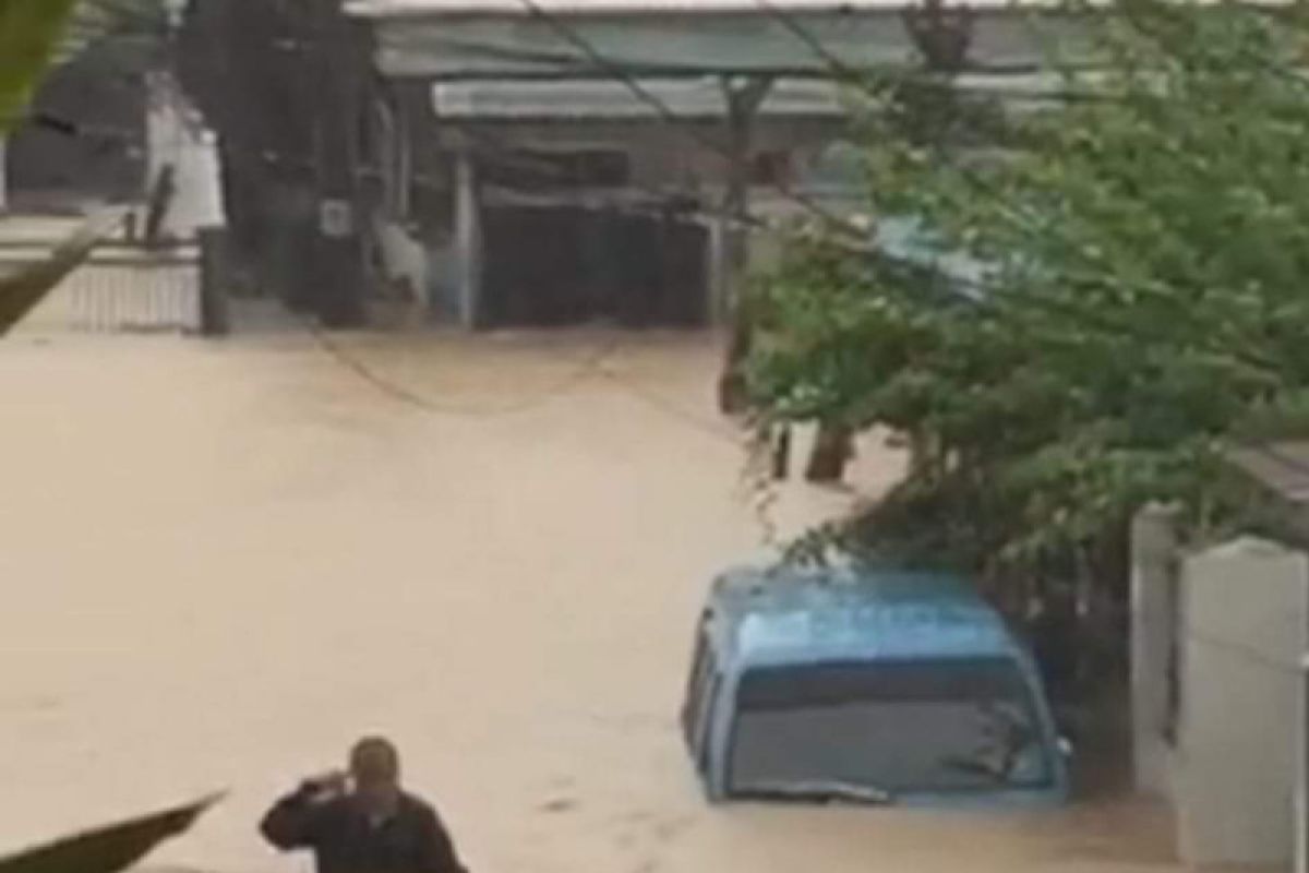 Diguyur hujan, banjir terjadi di Kota Manado