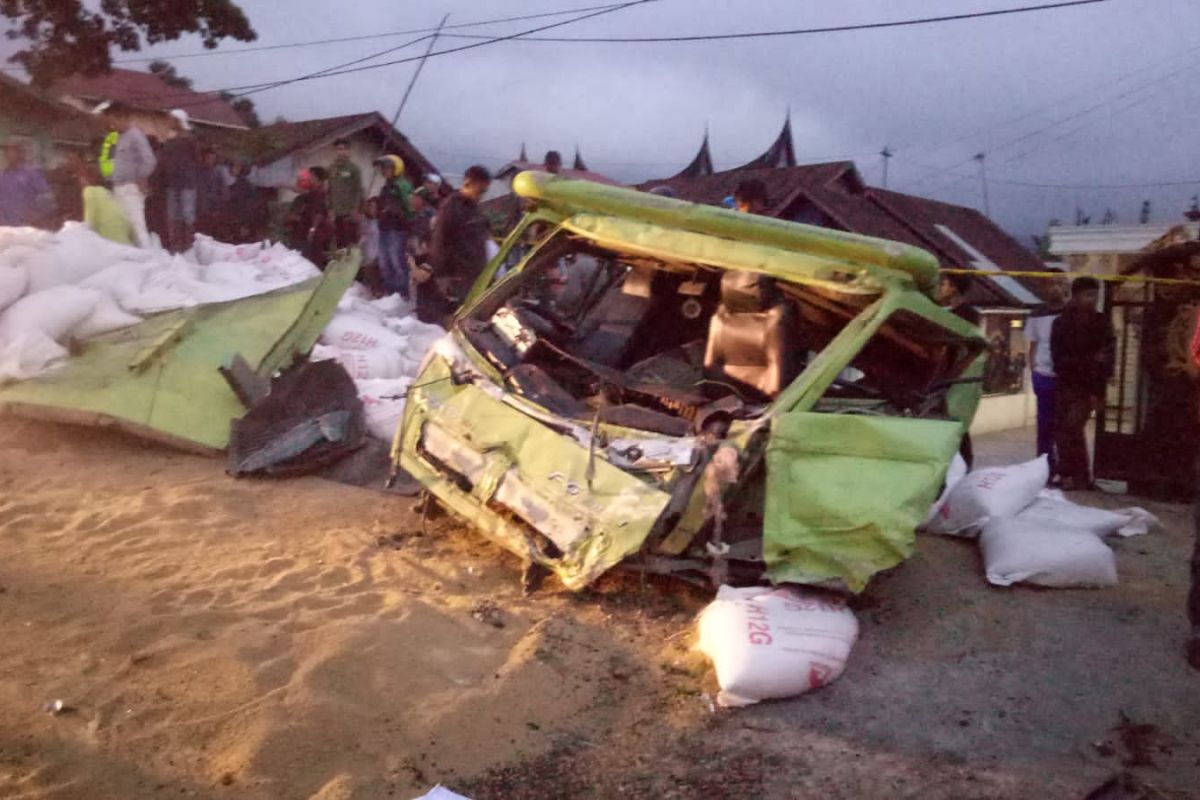 Kecelakaan lintas Padang-Bukittinggi tewaskan tiga orang
