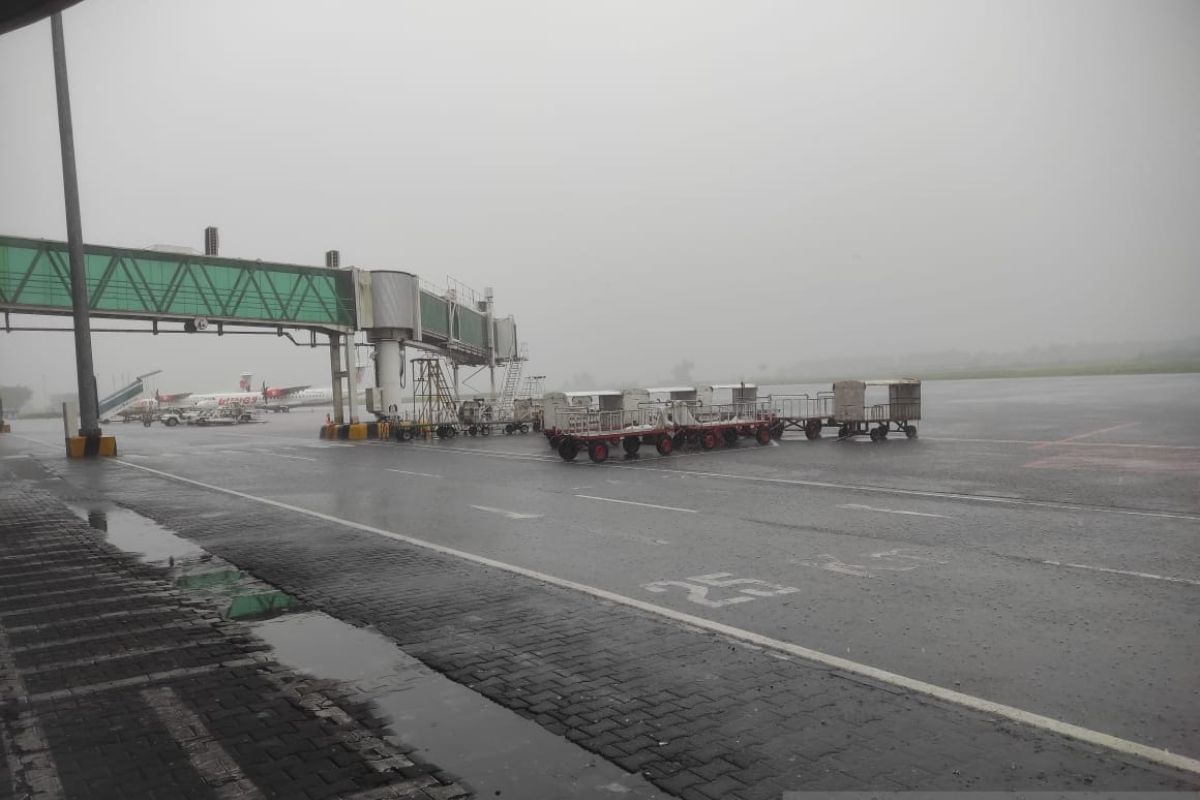 Penerbangan di Bandara Sam Ratulangi Manado tertunda akibat cuaca buruk