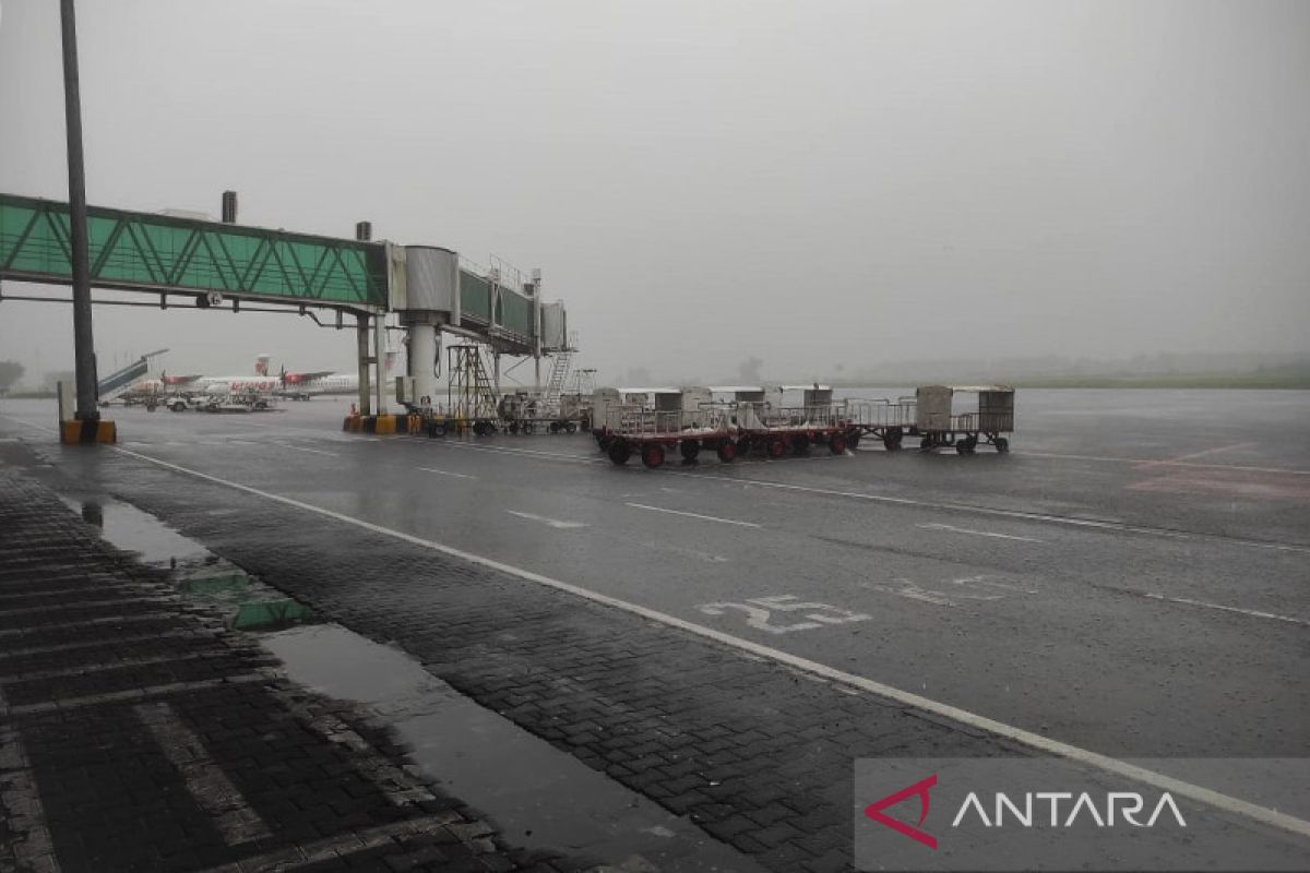 Penerbangan di Bandara Sam Ratulangi tertunda akibat cuaca buruk