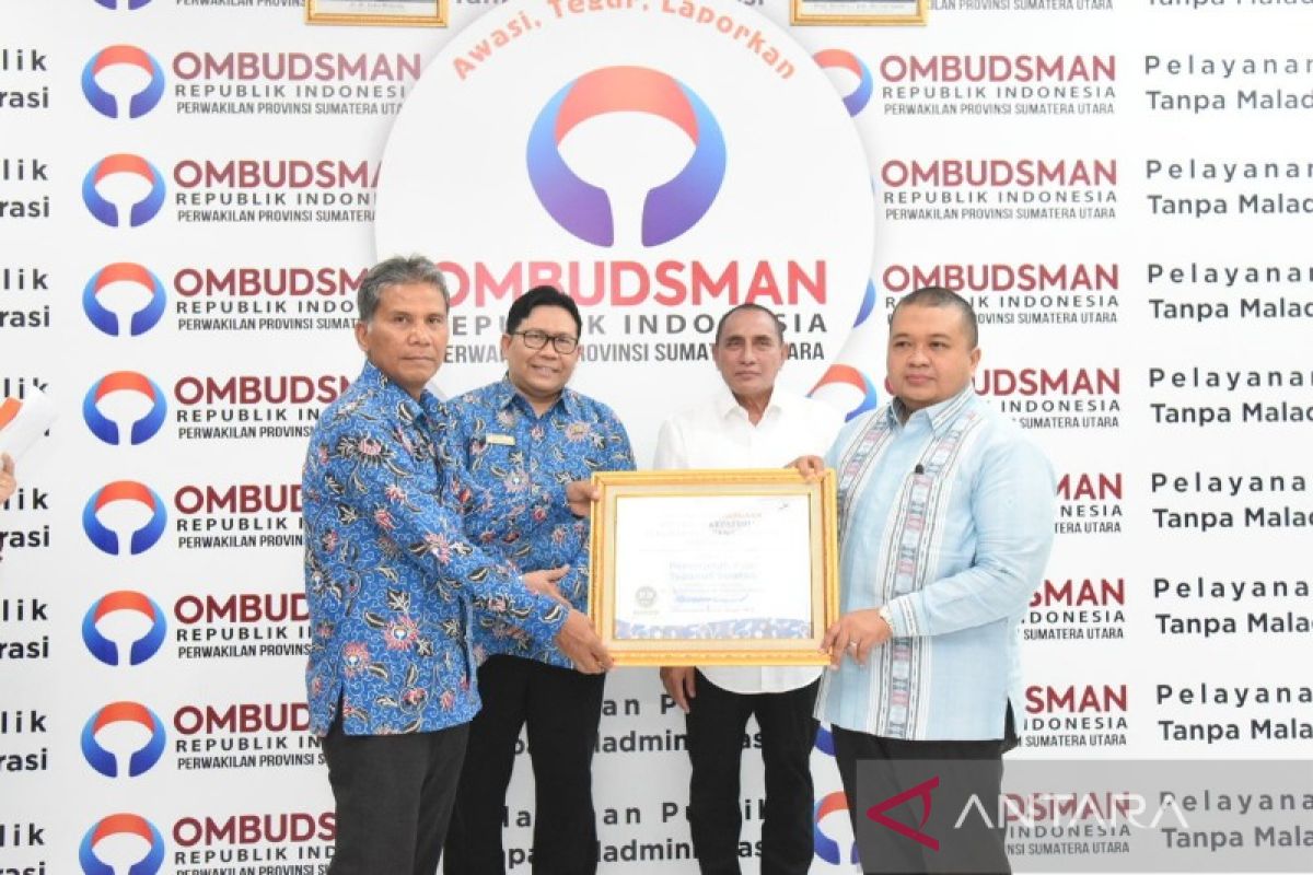 Bupati Tapsel terima penghargaan Ombudsman RI