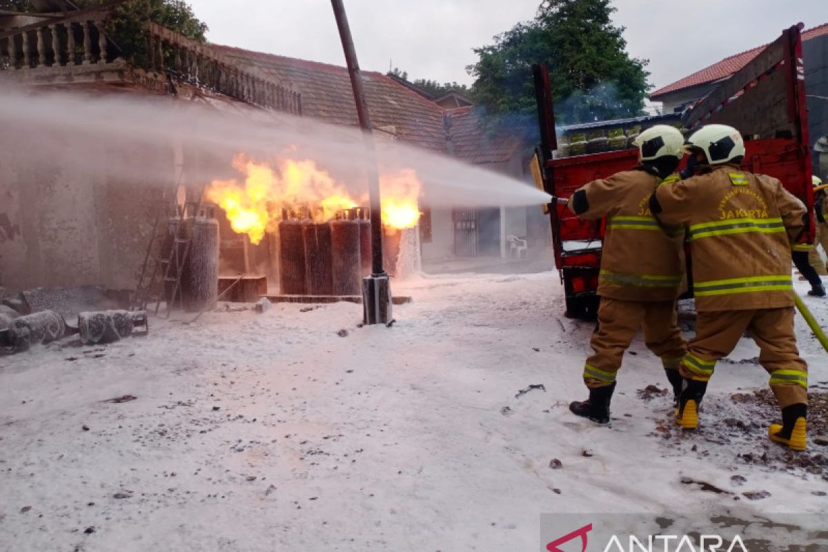 Kerugian akibat kebakaran toko agen tabung gas elpiji Rp1 miliar