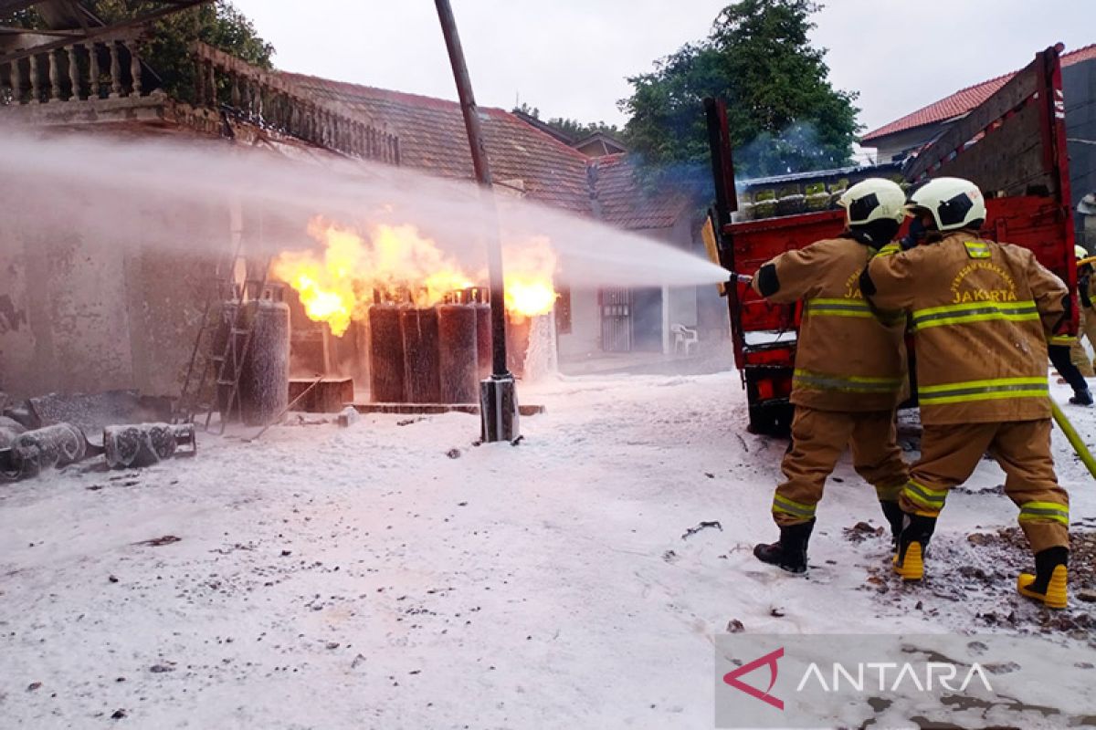 Jakarta kemarin, agen tabung gas terbakar hingga aksi korporasi Jakpro