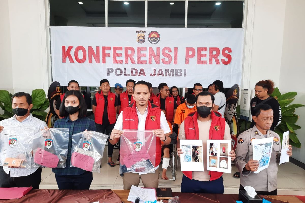 Polisi menangkap komplotan perampok nasabah bank di Jambi, dengan modus pecah kaca mobil