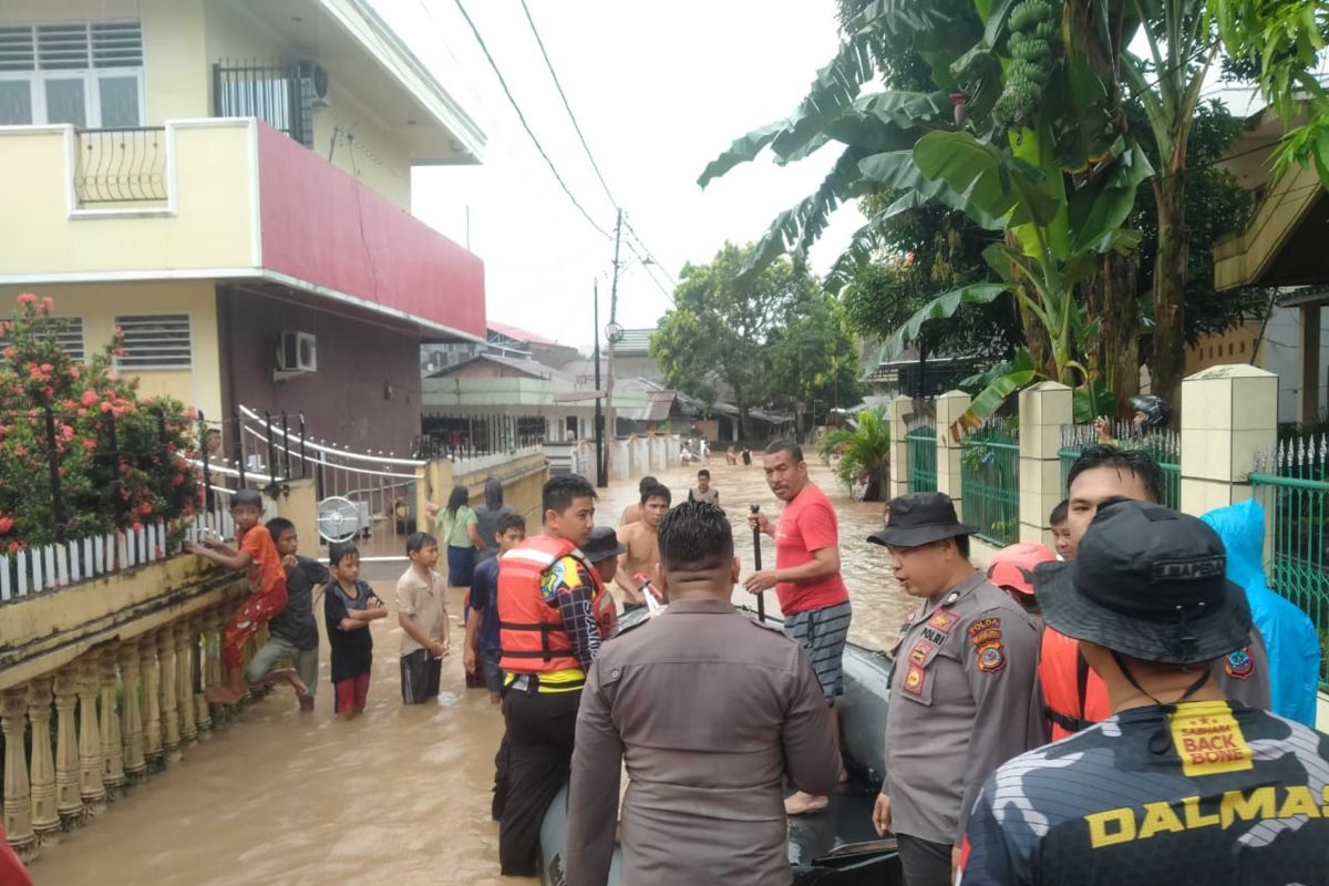 Polda Sulut dan jajaran melakukan penanganan banjir di Manado